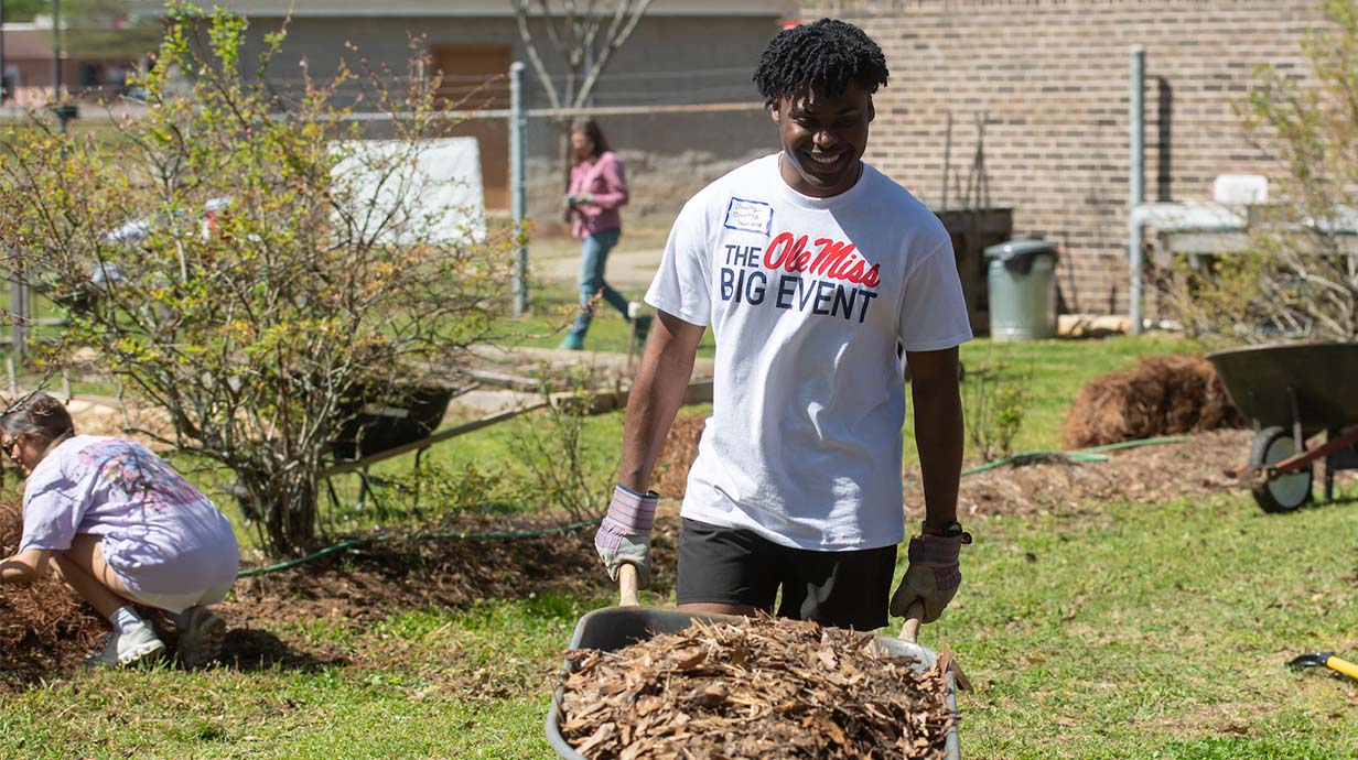 An Ole Miss student participates in the 2023 Big Event