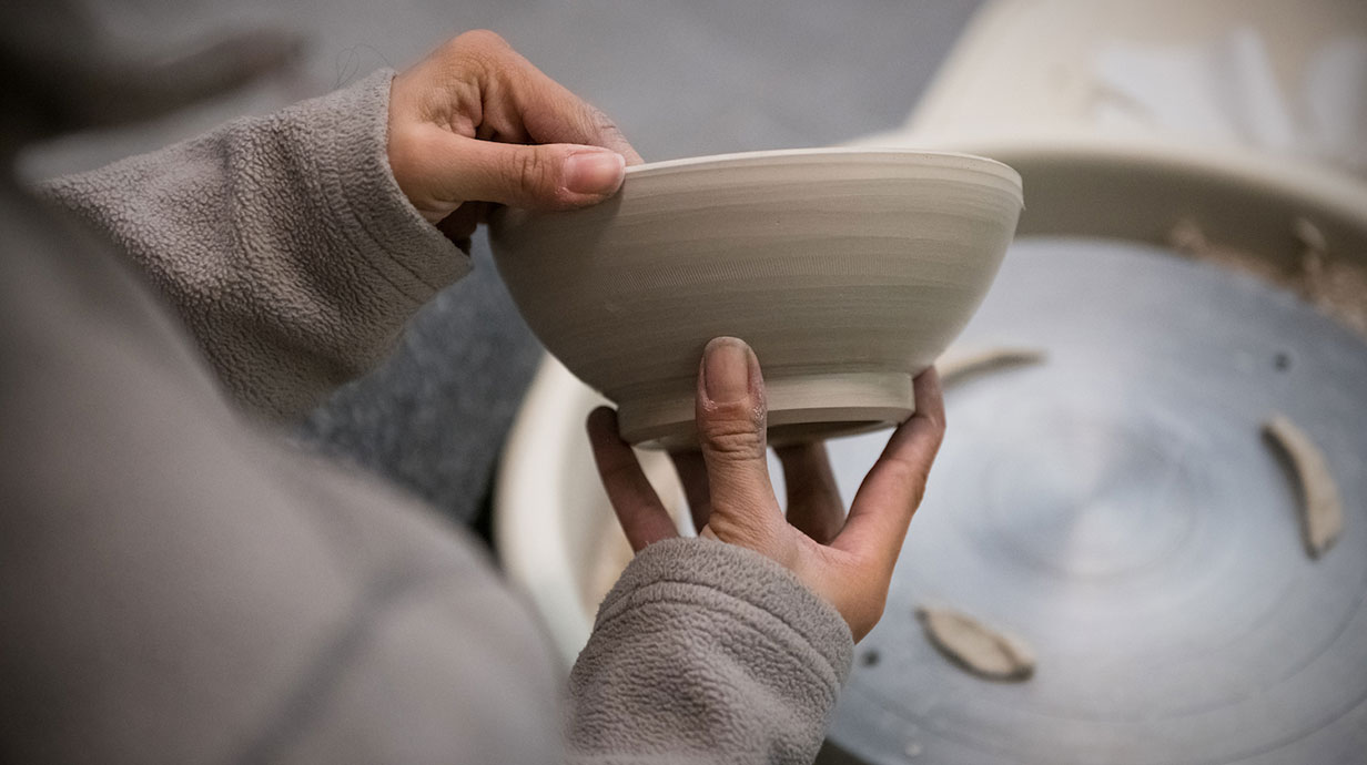 woman_holding_ceramics_bowl