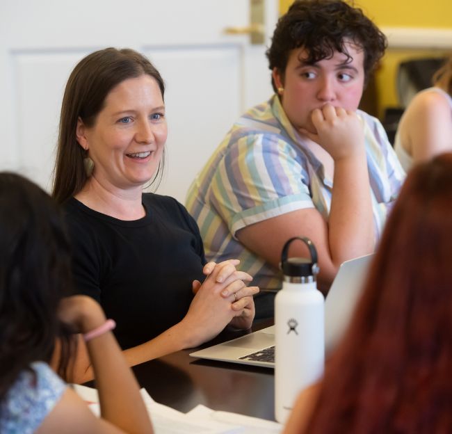 English graduate students discuss topics in their literature class.