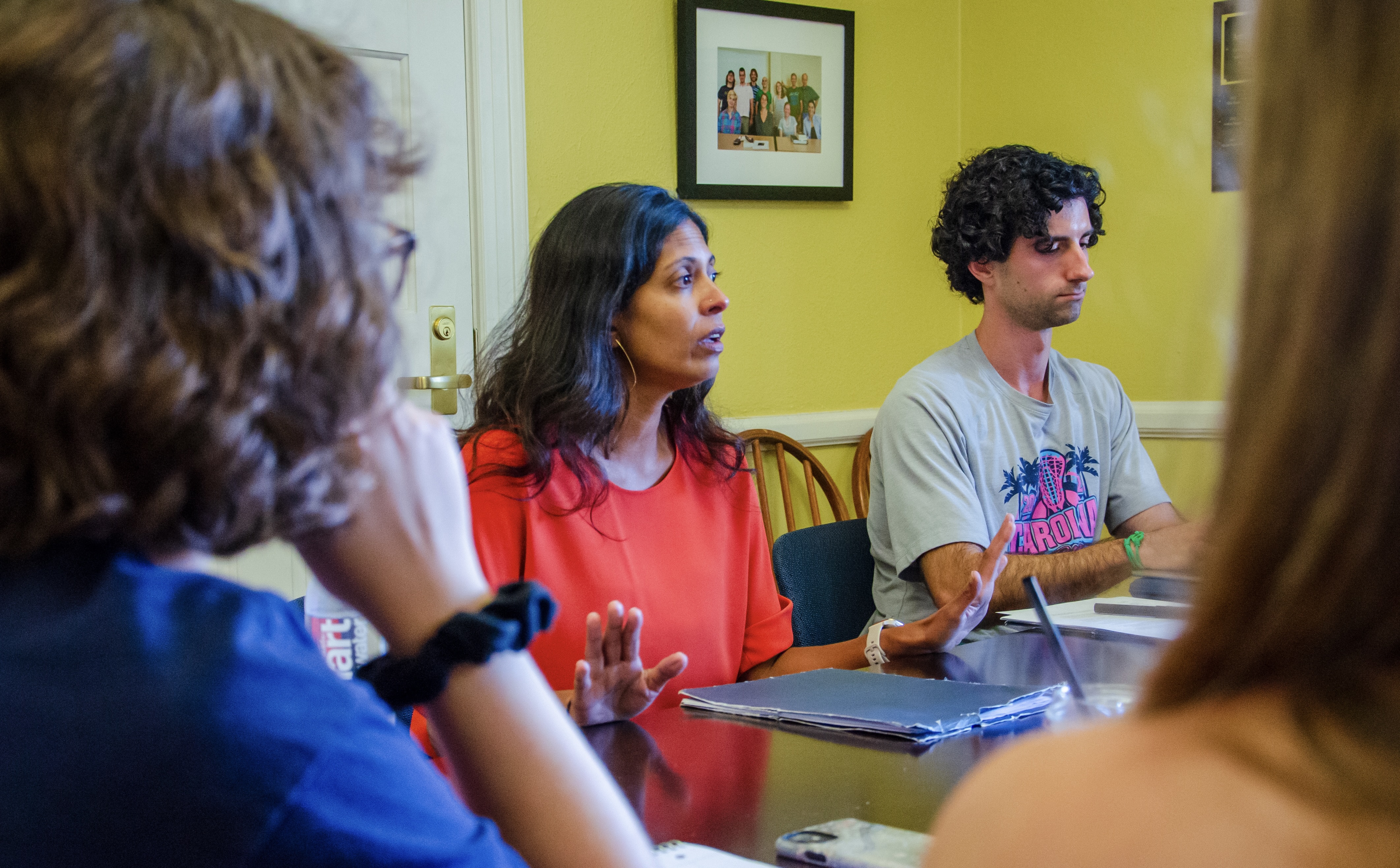 English graduate students discuss topics in their literature class.