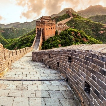 image along the top of the Great Wall of China