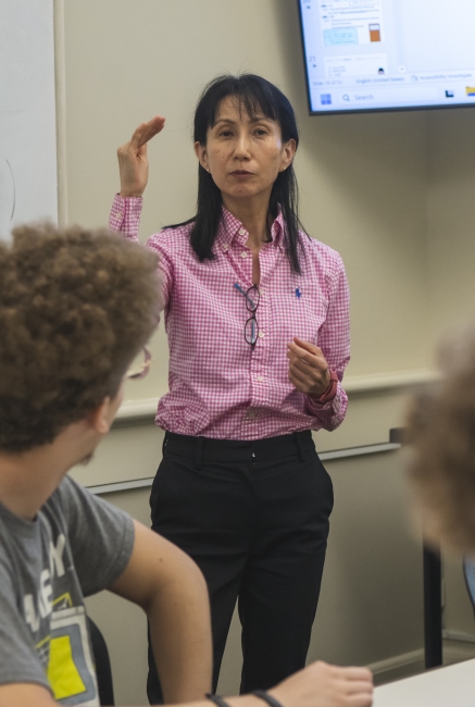 image of Kaoru Ochiai teaching in a classroom