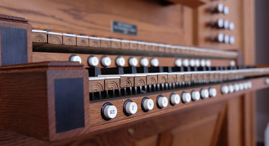 Close up photo of keys on a pipe organ