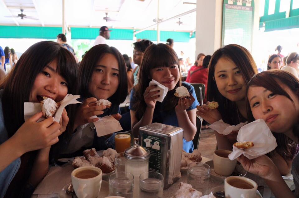 IEP students eat beignets at Cafe Du Monde in New Orleans, Louisiana 