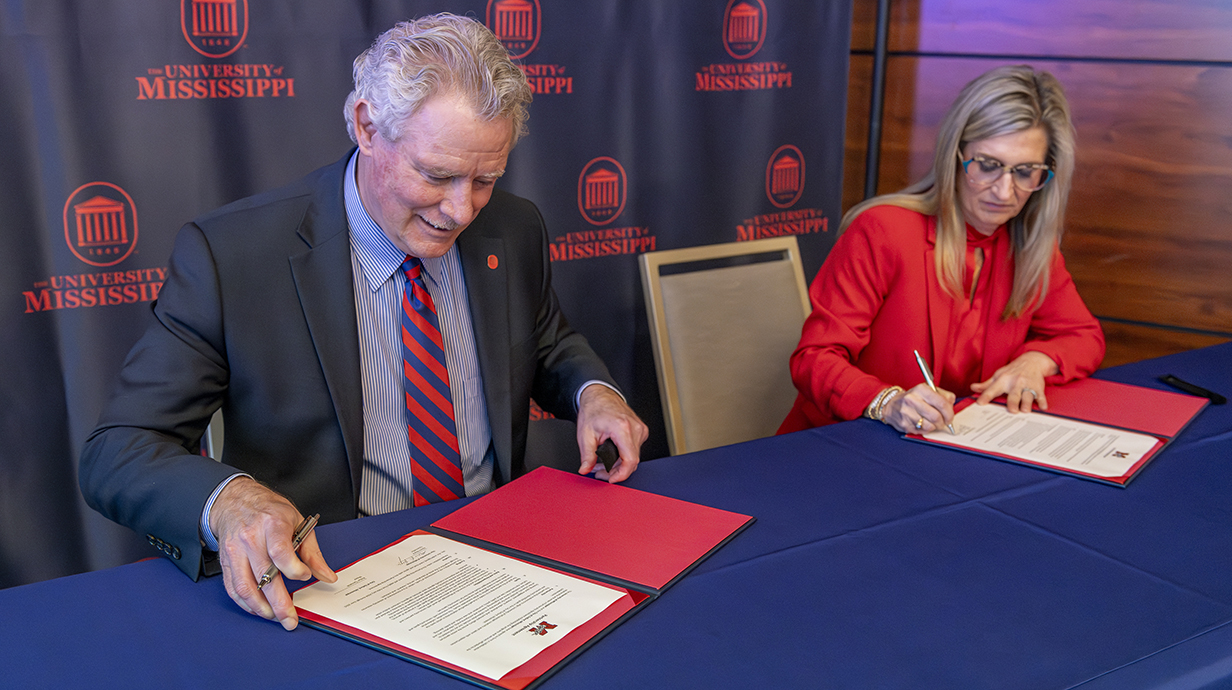 Chancellor Glenn Boyce and Mayor Robyn Tannehill of Oxford sign the M Partner Agreement.